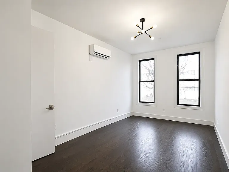 1110 Halsey St #3 — Photo 6