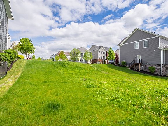 3rd image of 1284 Newbury Highland