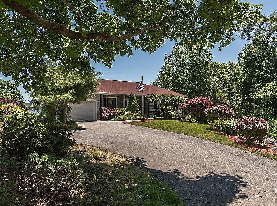 1st image of 32 Dyer Ave