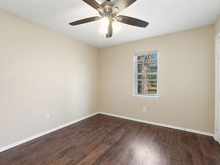 909 Essex St — Photo 18