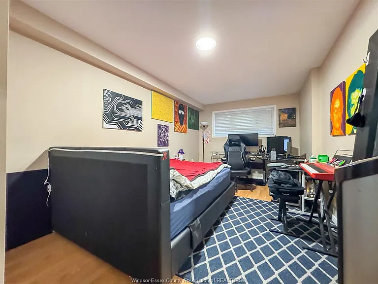 4583 Helsinki Cres — Photo 26