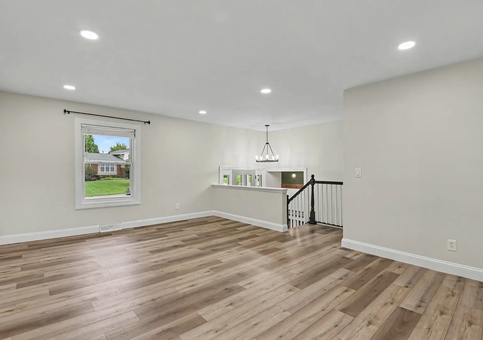 115 College Park Dr — Photo 2