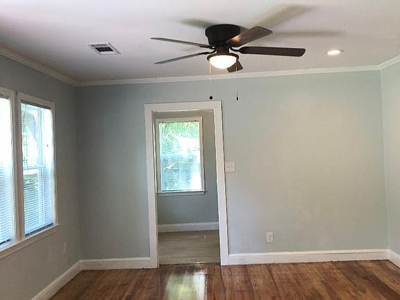 2nd image of 537 S Indian Creek Dr