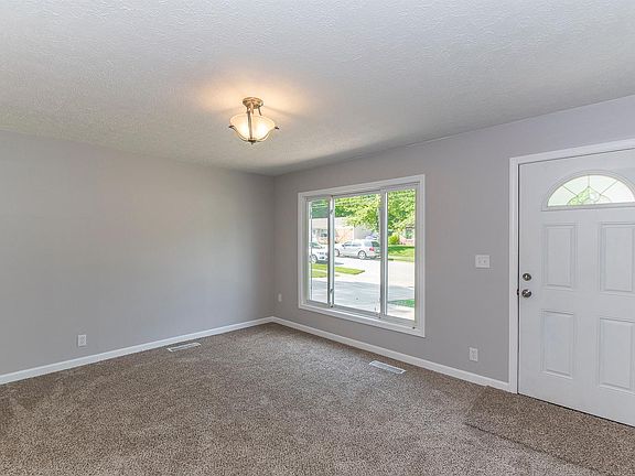 4th image of 634 Carefree Dr