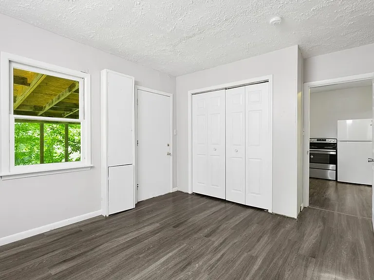 1223 W 19th St — Photo 6