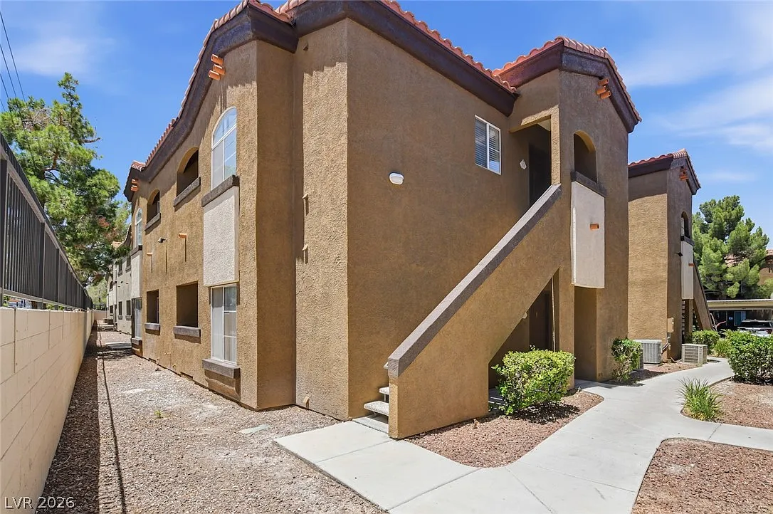 1 bed, 1.0 bath, 853 sqft, $1,295 — Photo 2