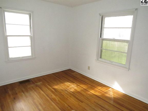 5th image of 34 Halsey Dr