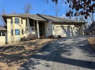 5006 Oak Grove Rd NE, Cedar Rapids, IA 52411