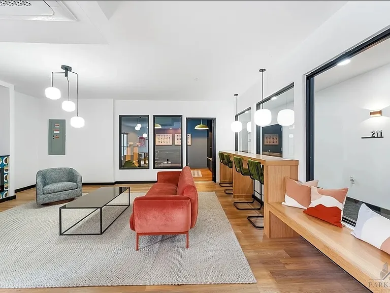 176 W 7th St #410 — Photo 17