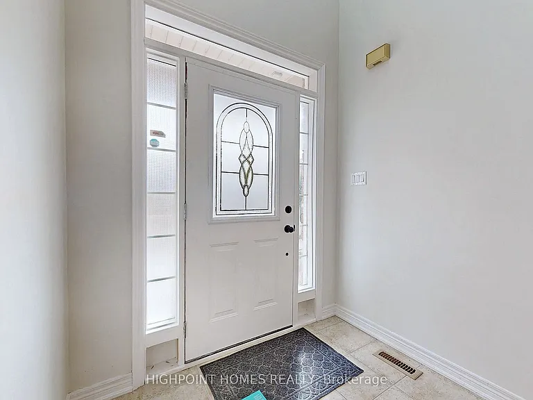 8 Martree Cres — Photo 4