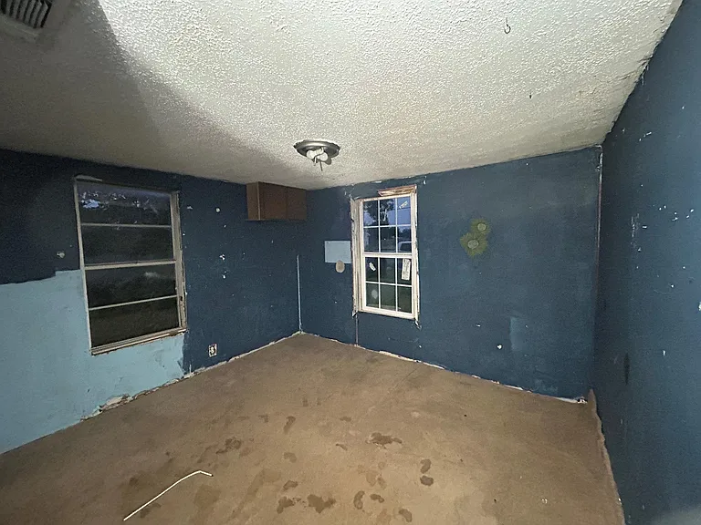 221 S Central Ave — Photo 22