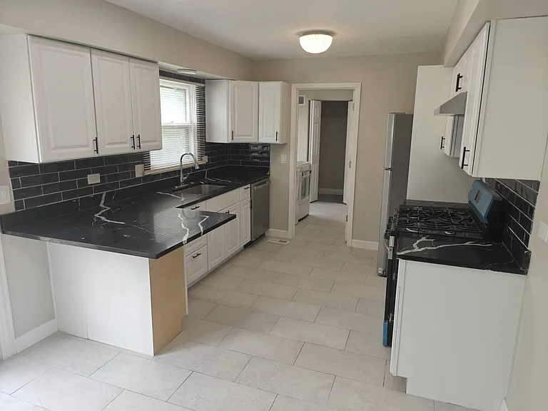 2208 Kensington Dr — Photo 45