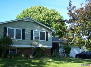 8 Edgeware Rd, Rochester, NY 14624