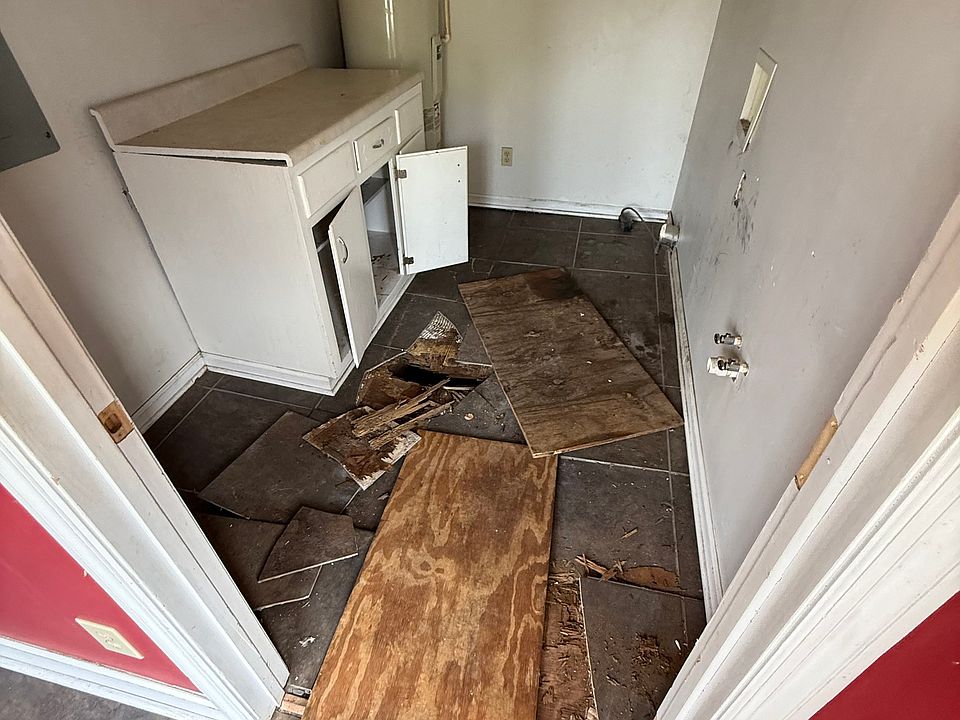 13th image of 117 N Railroad Ave