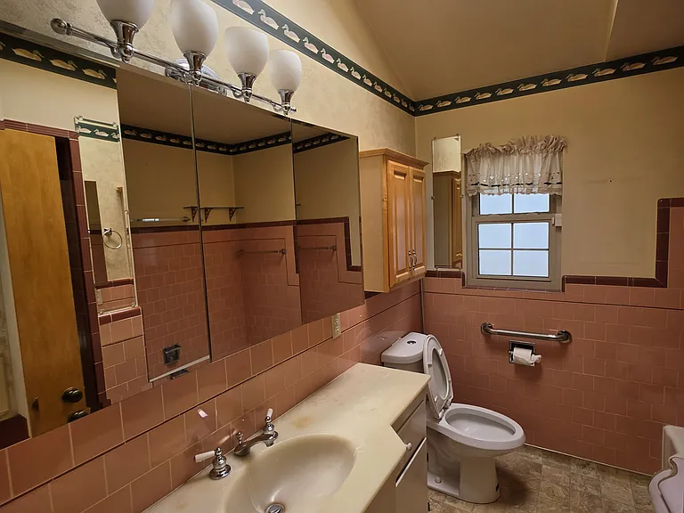 1744 Wesley Ave — Photo 22