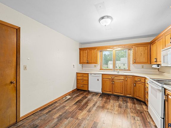 3rd image of 300 E 2nd St