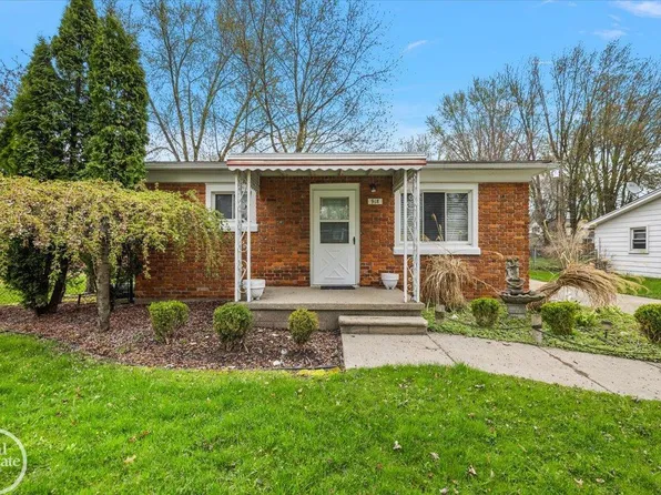 918 Columbia St, Algonac, MI 48001