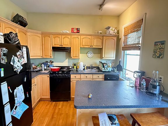 3rd image of 392 Norfolk St