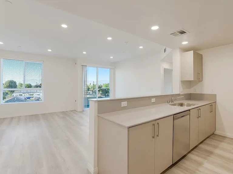 V on Victory Apartments — Photo 11