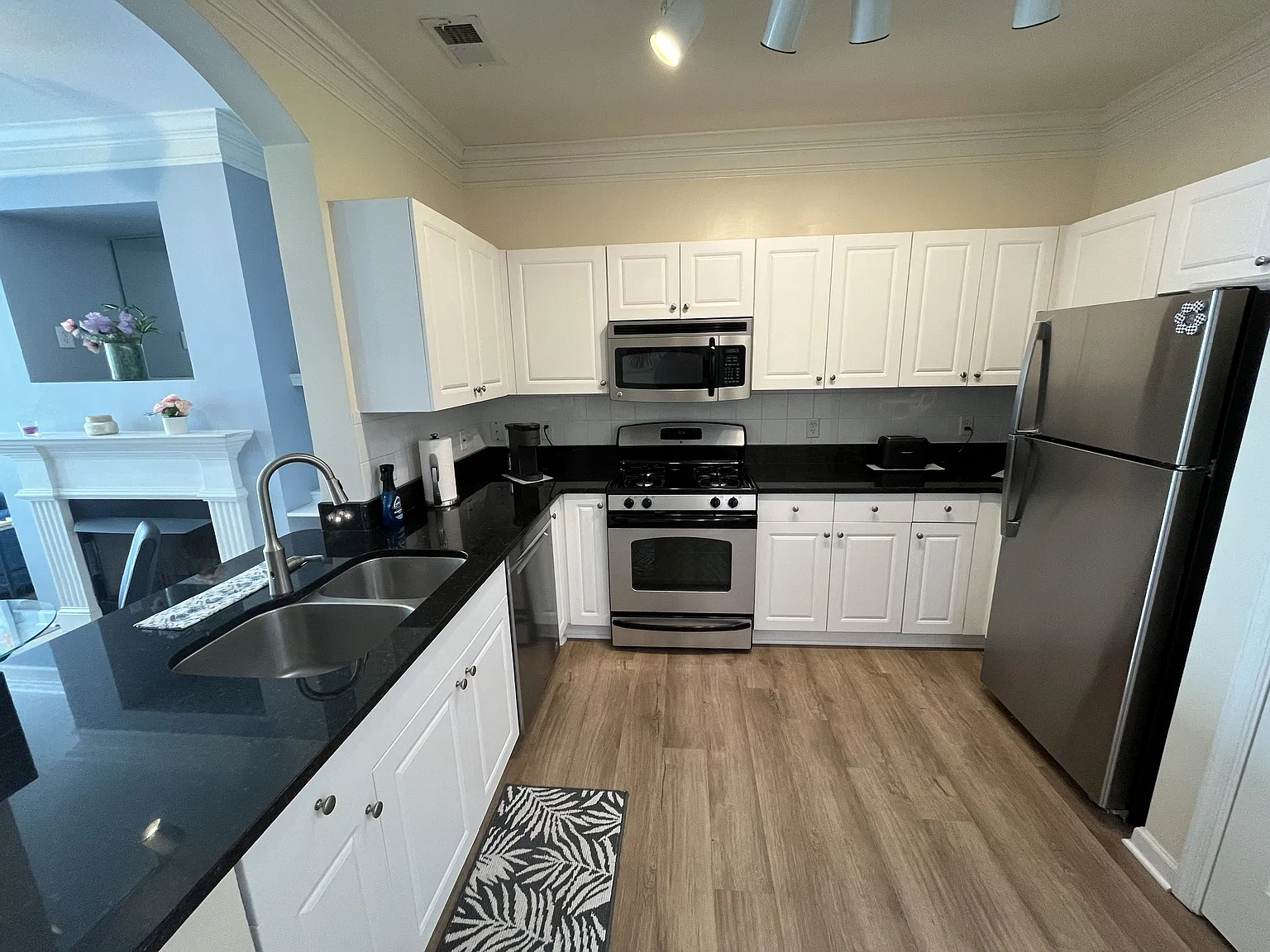 1 bed, 853 sqft, $2,640 — Photo 2