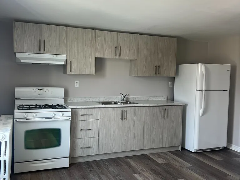730 Simcoe St S #4 — Photo 3