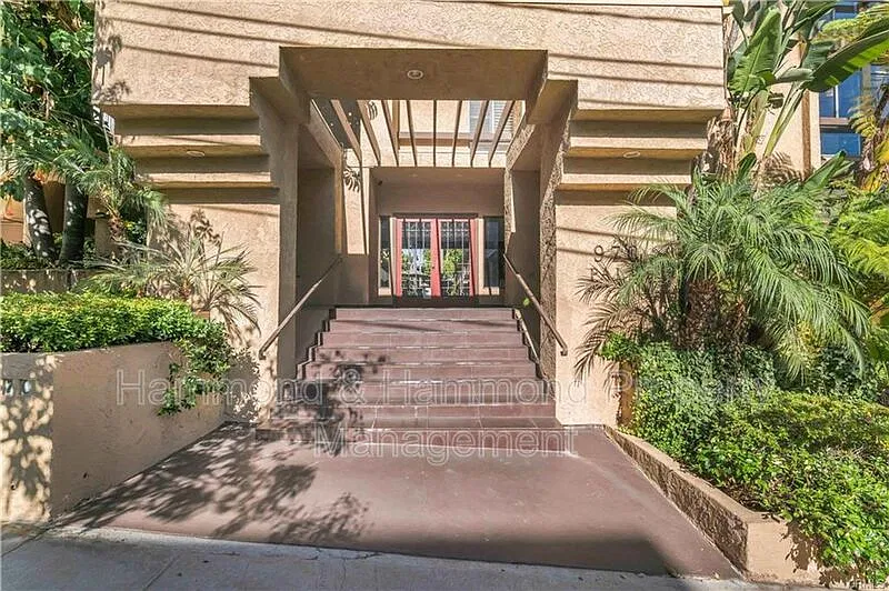 2 bed, 2.0 bath, 906 sqft, $3,995 — Photo 1