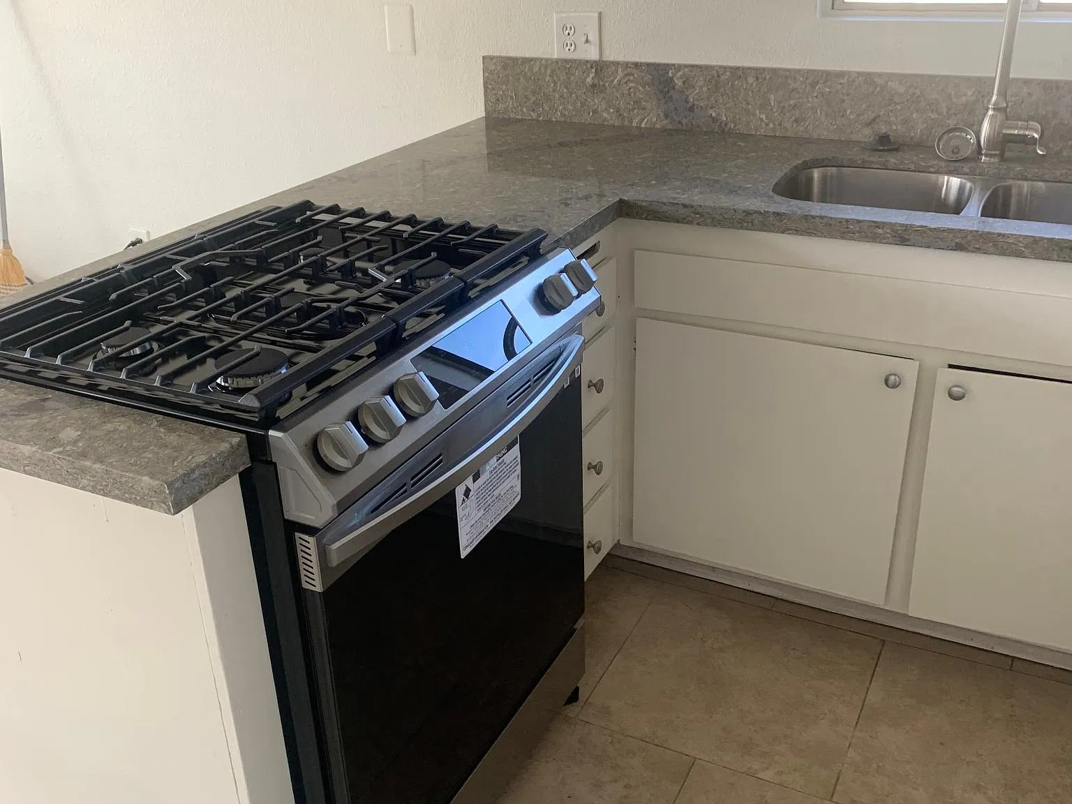 2 bed, 1000 sqft, $2,400 — Photo 3
