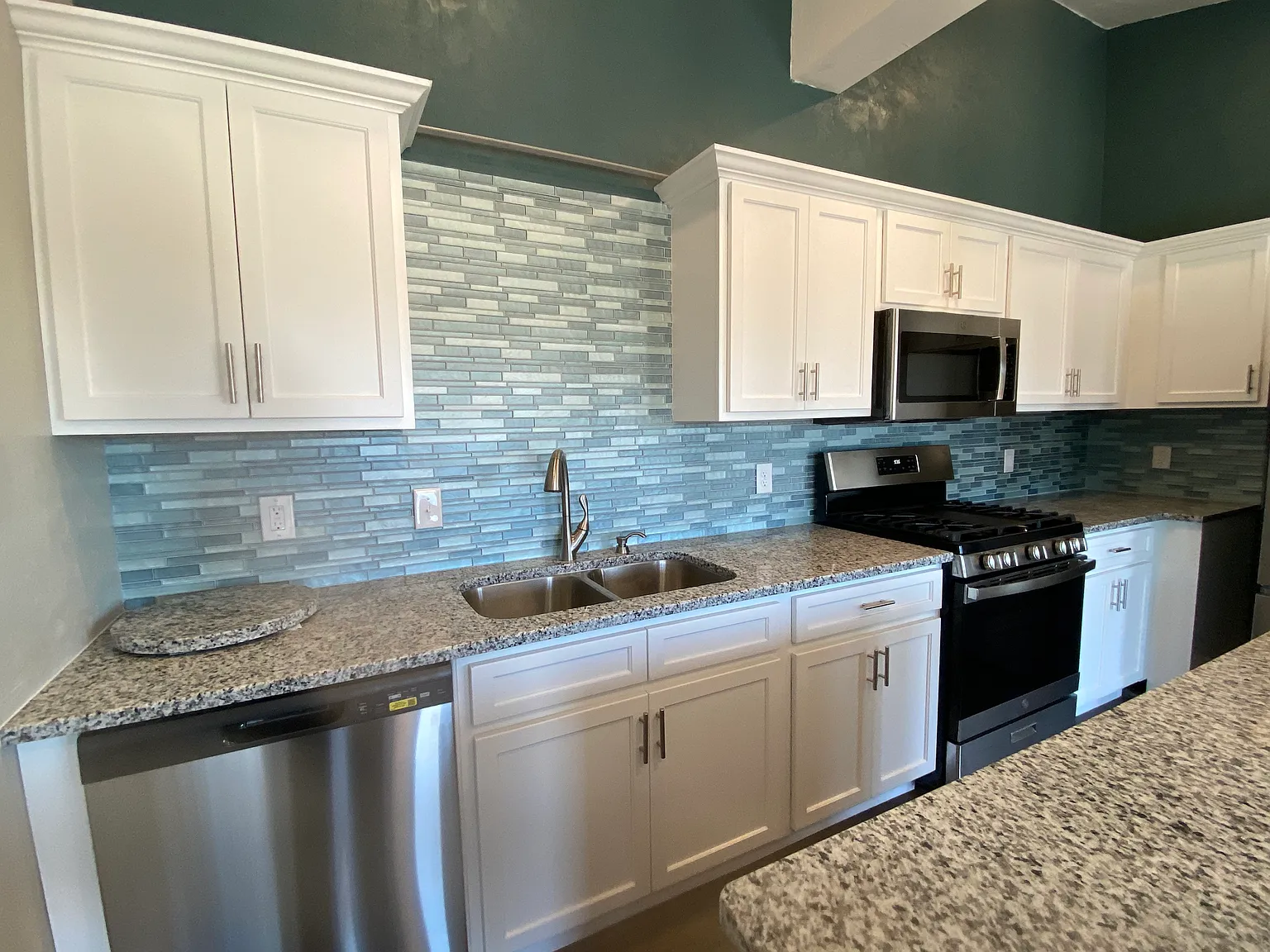 2 bed, 875 sqft, $1,700 — Photo 1