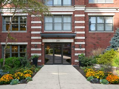 255 E Liberty Dr APT 301, Wheaton, IL, 60187