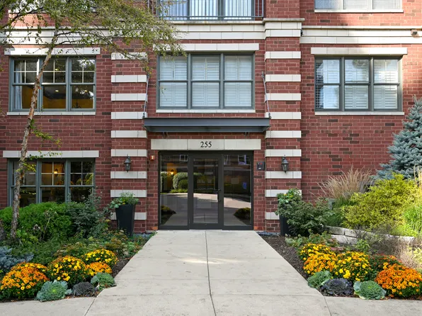 255 E Liberty Dr APT 301, Wheaton, IL 60187