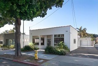 1st image of 915 De La Vina St