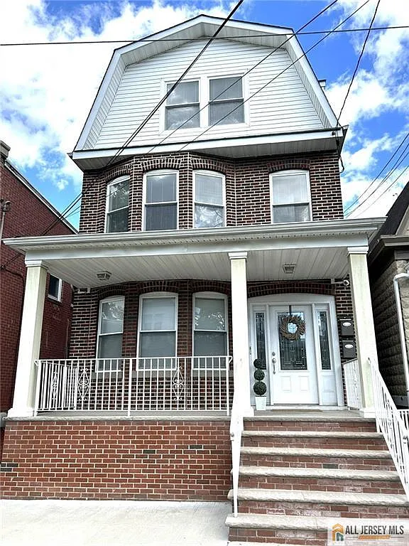 3 bed, 1.5 bath, 2412 sqft, $2,700 — Photo 1