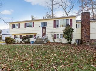 5 Balmoral Dr, Chestnut Ridge, NY 10977