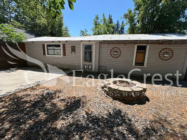 304 S Division St — Photo 85