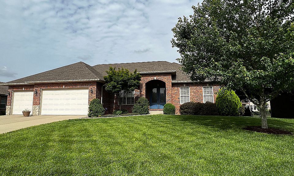 Front w/ oversized 3 car 