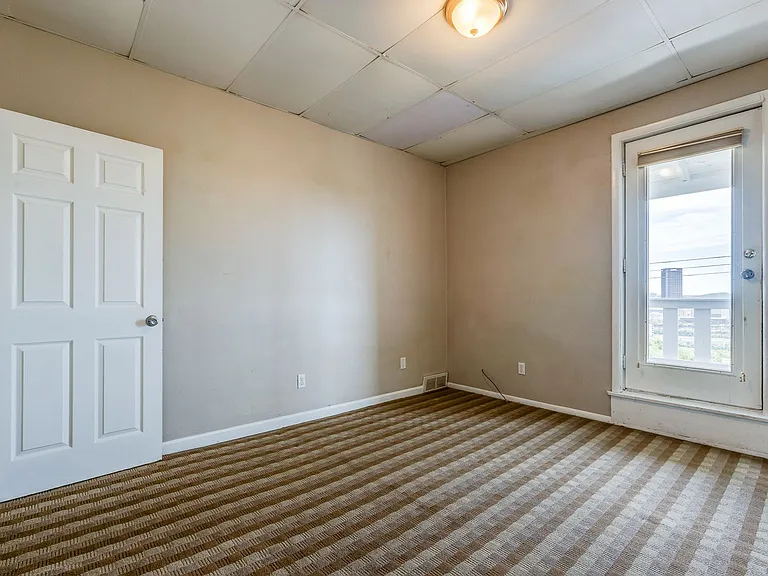 Great building with off street parking, views of the city, laundry on site! — Photo 9