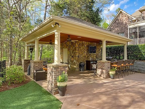 Pool house w/ 1/2 bath