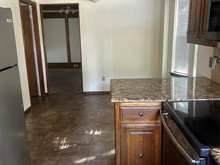 1412 Brookside Dr — Photo 4