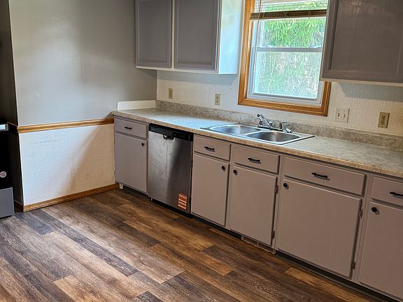 3rd image of 4912 Wellington Ave