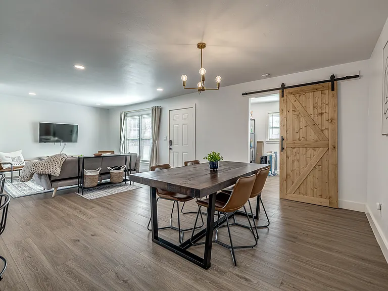 1111 W Comanche St — Photo 34