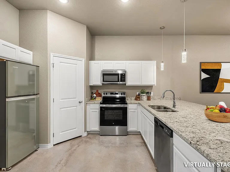 408 W Avenue C — Photo 4
