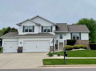 102 Ridgeview Ln, Columbus, WI 53925