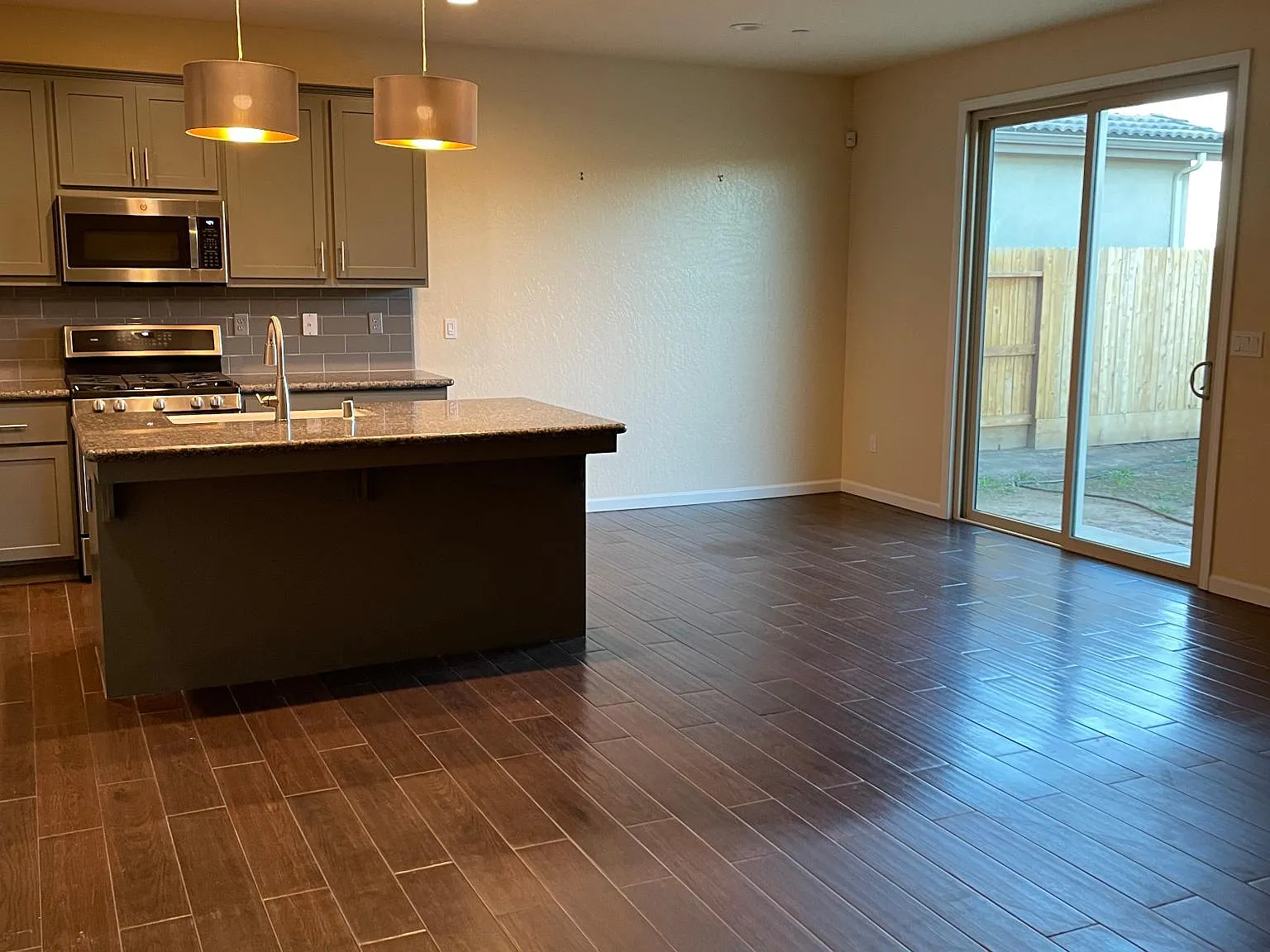 3 bed, 1778 sqft, $2,200 — Photo 2