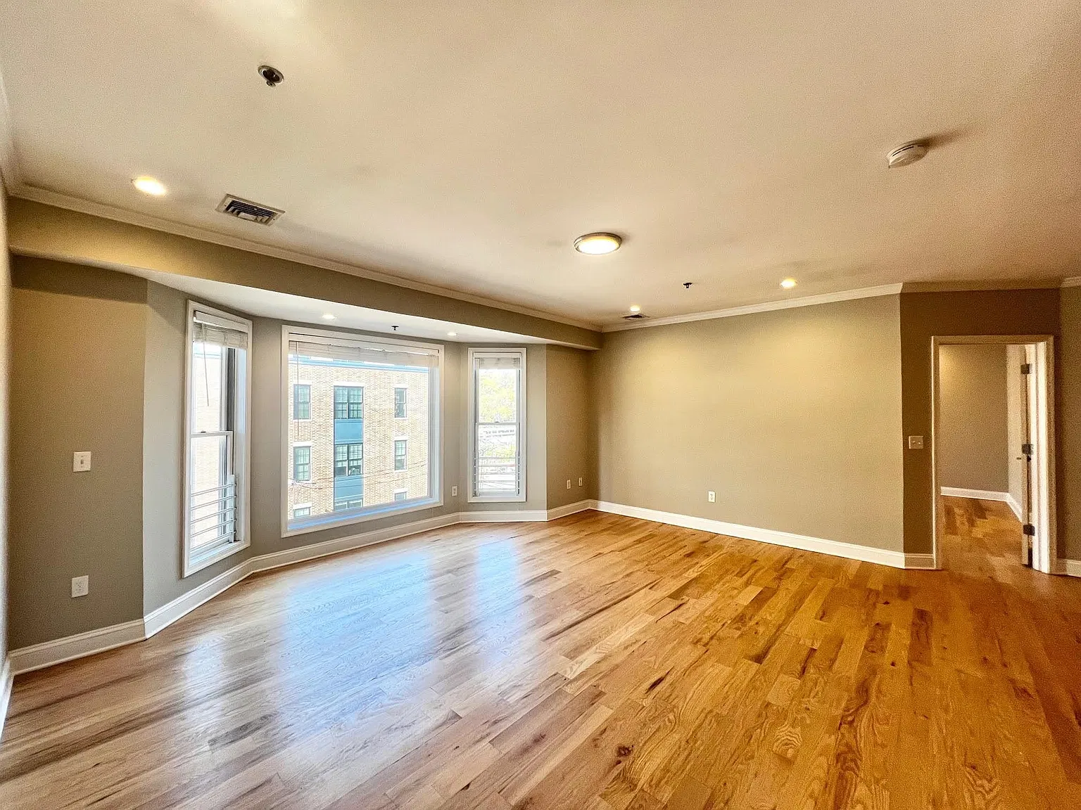 3 bed, 2.0 bath, 1312 sqft, $5,000 — Photo 2