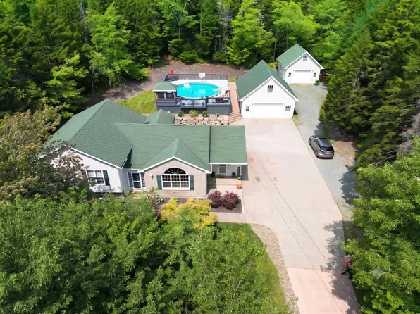 52 Wilson Lake Dr, Middle Sackville, NS B4E 3G3