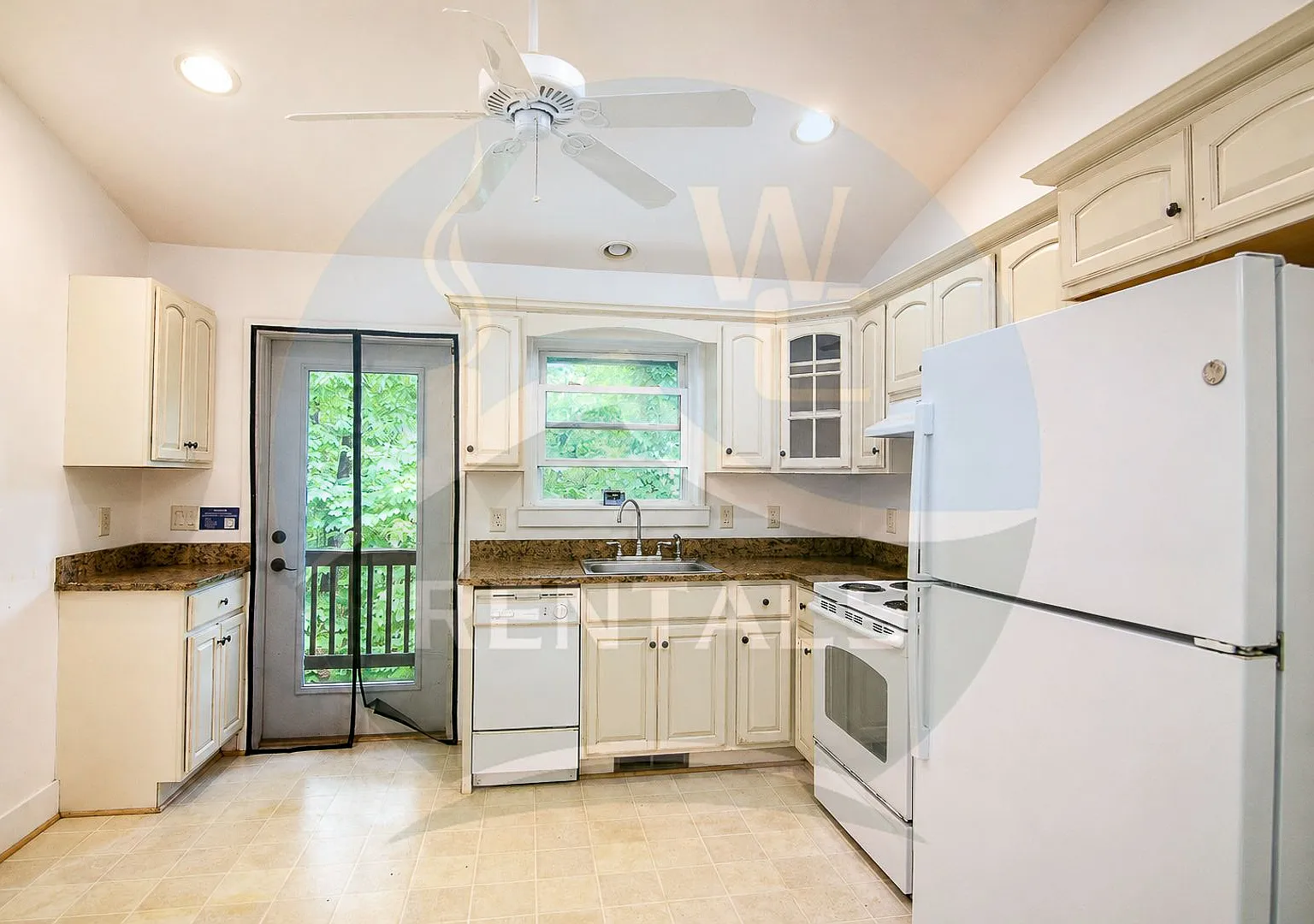 Peaceful and Convenient 2 Bedroom Suite in Whittier in the Iris Cove Community — Photo 2