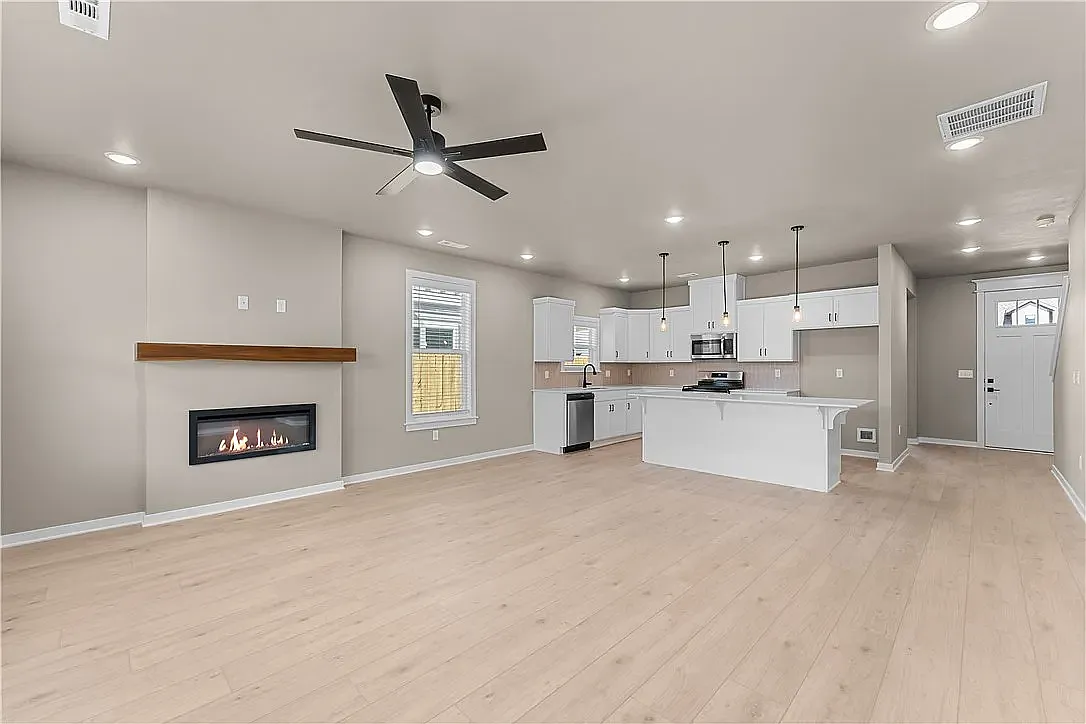 4 bed, 1955 sqft, $2,350 — Photo 1