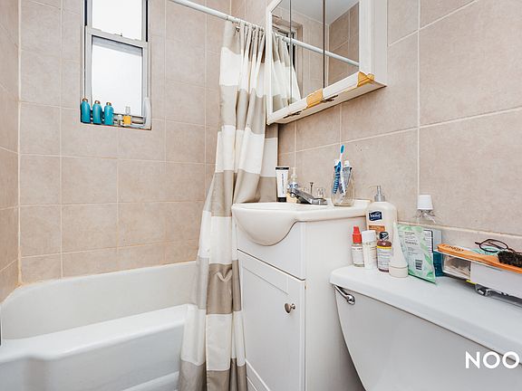 4th image of 805 Seneca Ave #1E