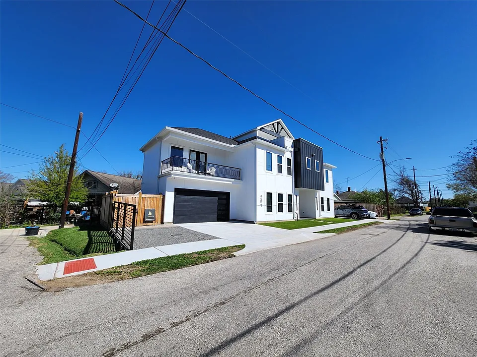 207 Carl St