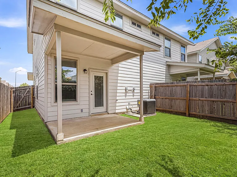 2503 Lynwood Bnd #101 — Photo 24